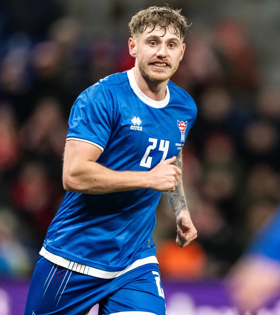 Hanus Sörensen jubelt im Spiel gegen Dänemark.