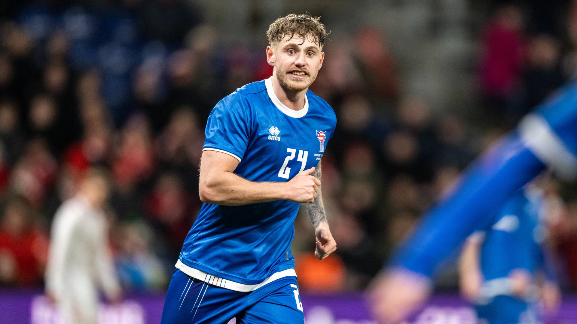 Hanus Sörensen jubelt im Spiel gegen Dänemark.