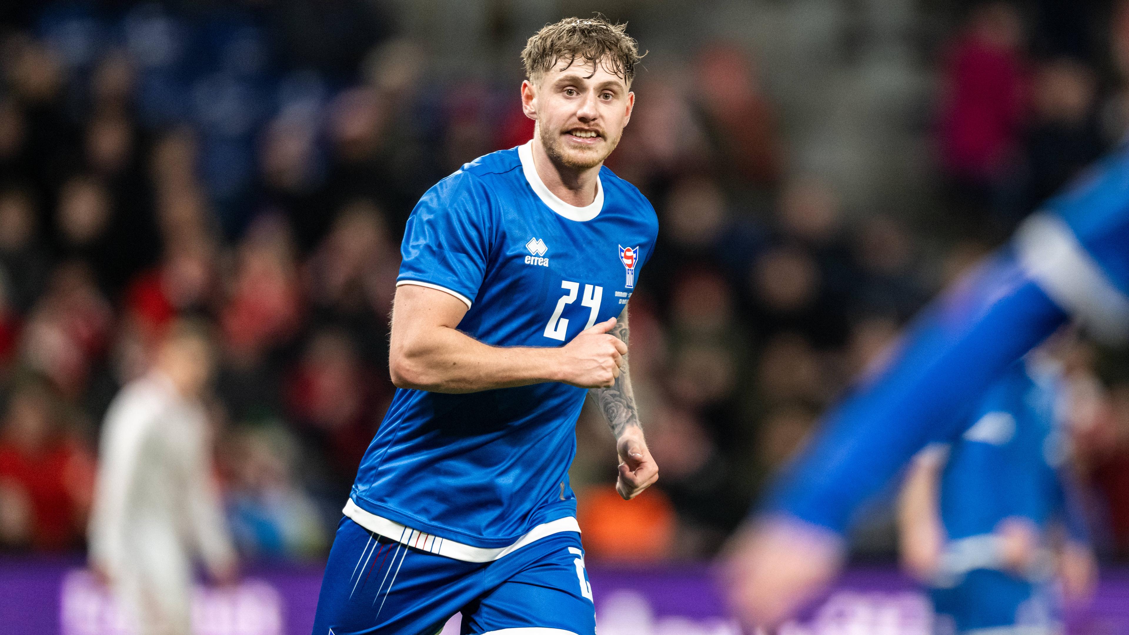 Hanus Sörensen jubelt im Spiel gegen Dänemark.