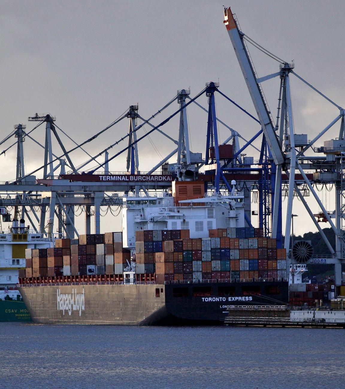 Ein Containerschiff von Hapag Lloyd liegt im Hamburger Hafen.