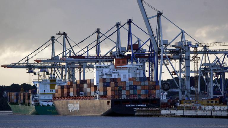 Ein Containerschiff von Hapag Lloyd liegt im Hamburger Hafen.