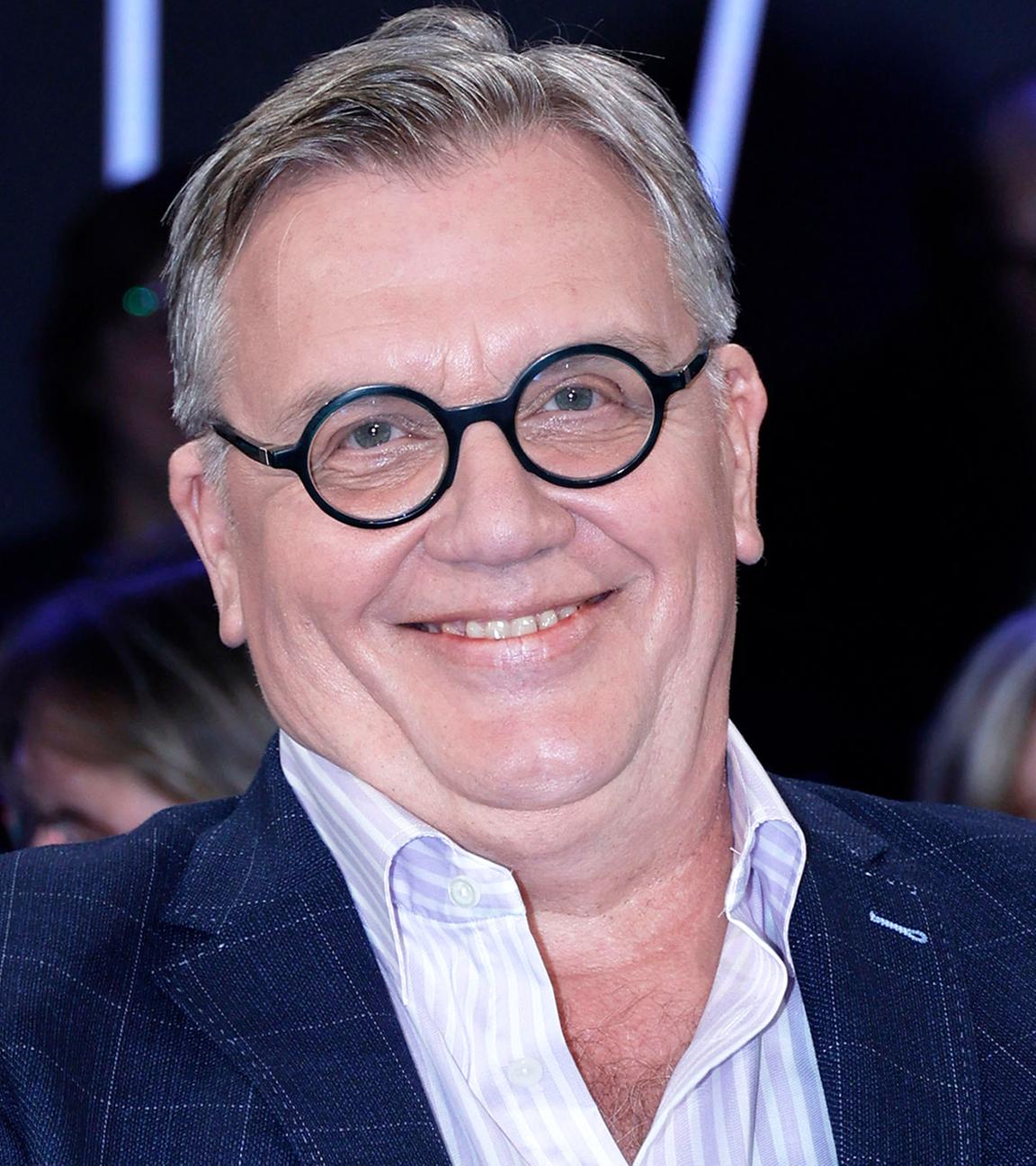 Hape Kerkeling mit Anzug und schwarzer Brille