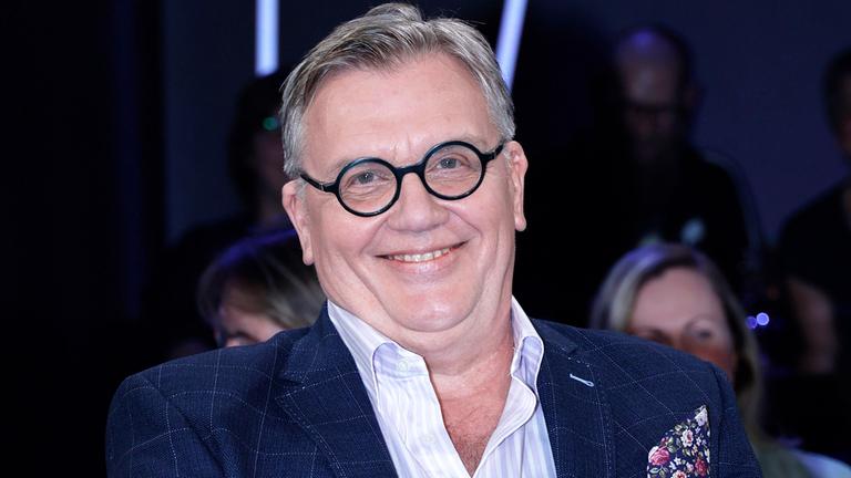 Hape Kerkeling mit Anzug und schwarzer Brille