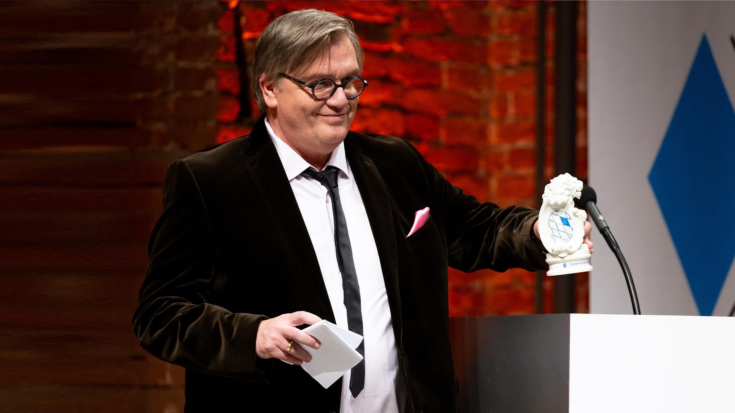 Der Komiker Hape Kerkeling ist jetzt Träger des Ehrenpreises des bayerischen Buchpreises. Bücher förderten, laut Kerkeling, die Fantasie und seien ein "Bollwerk der Demokratie". (29.10.2025)