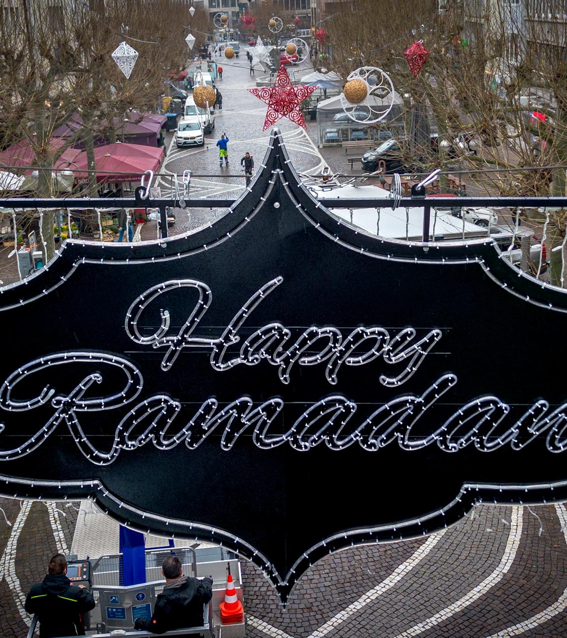 Ein Schild mit der Aufschrift "Happy Ramadan" hängt in der Frankfurter Fußgängerzone.