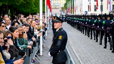 Auf dem Bild zu sehen ist: Polizisten im Zentrum von Oslo, bevor der Sarg des verstorbenen norwegischen Königs Harald V. vom Palast zur Kathedrale von Oslo überführt wird. 