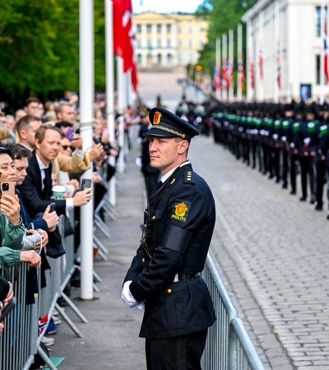 Auf dem Bild zu sehen ist: Polizisten im Zentrum von Oslo, bevor der Sarg des verstorbenen norwegischen Königs Harald V. vom Palast zur Kathedrale von Oslo überführt wird. 