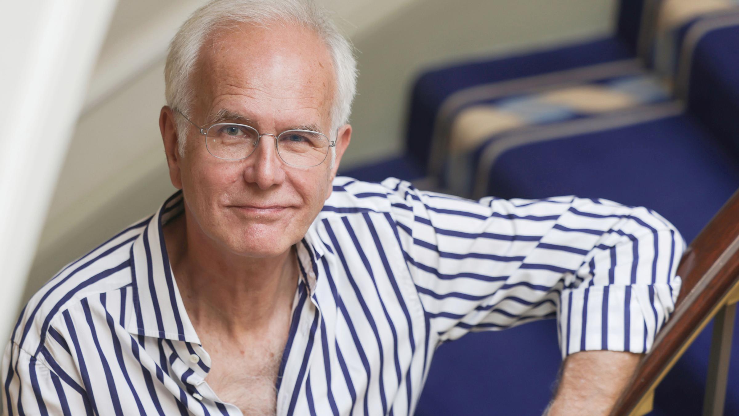 Fernsehmoderator und Entertainer Harald Schmidt steht in einem Treppenhaus. (Archiv)