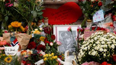 A small photograph of King Harald V of Norway is seen among flowers at a makeshift memorial at the Royal Palace square in Oslo on August 28, 2026. Thousands of people gathered outside Norway's royal palace to pay their respects to King Harald, who died on August 28 aged 89 after a reign of three and a half decades. 