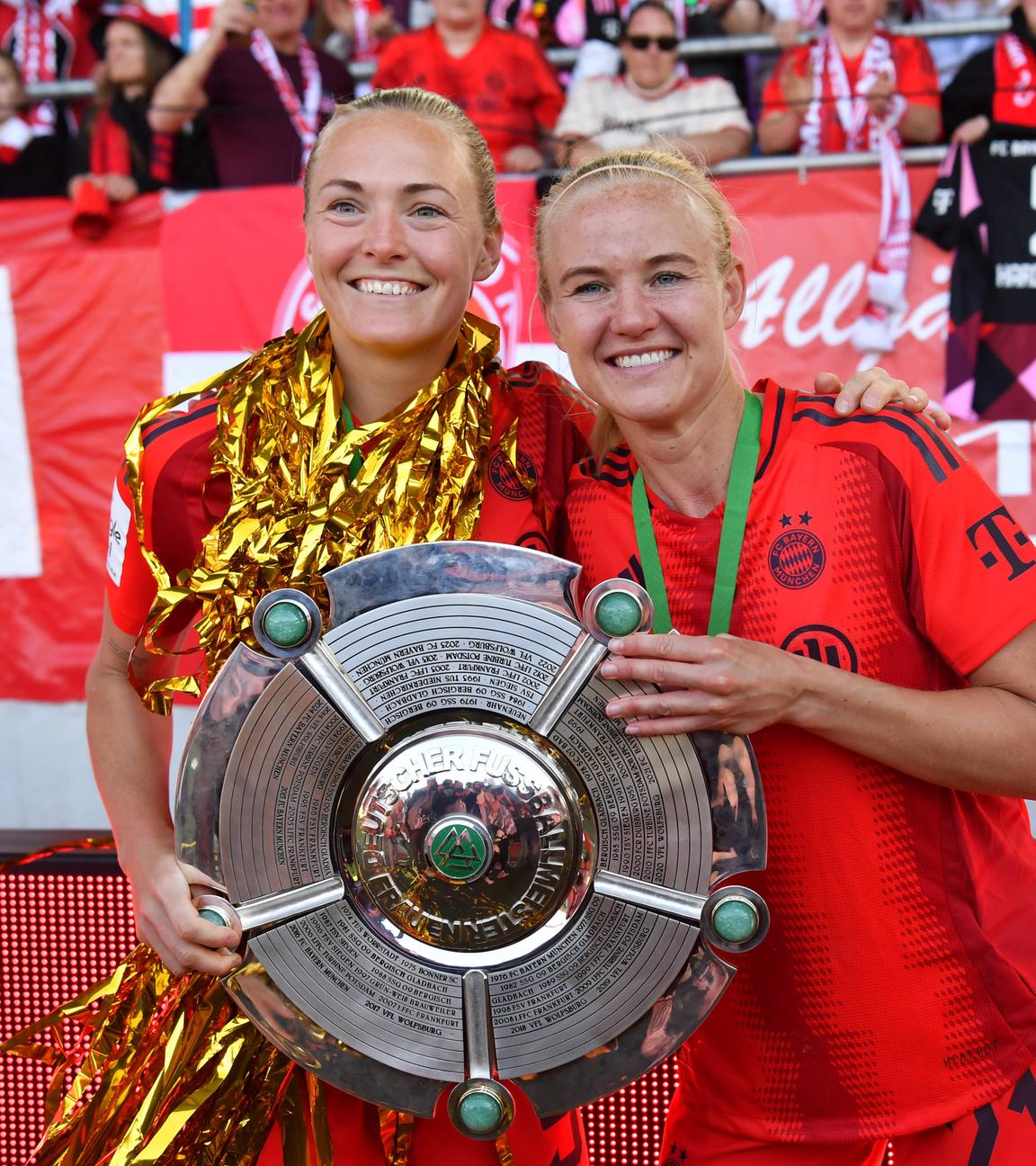 Magdalena Eriksson (links) und Pernille Harder (beide FC Bayern) halten Meisterschale in der Hand.