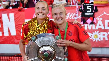 Magdalena Eriksson (links) und Pernille Harder (beide FC Bayern) halten Meisterschale in der Hand.