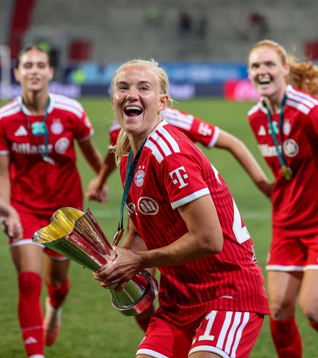 Pernille Harder bejubelt mit ihrem Mitspielerinnen vom FC Bayern München den Gewinn des Supercups