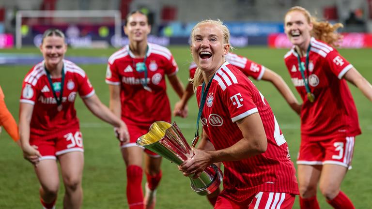Pernille Harder bejubelt mit ihrem Mitspielerinnen vom FC Bayern München den Gewinn des Supercups