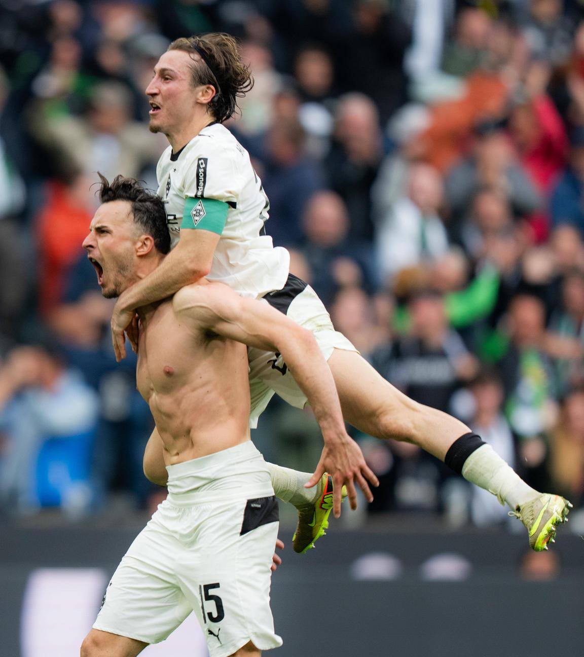 Gladbachs Mittelstürmer Haris Tabaković jubelt zusammen mit seinem Teamkollegen Rocco Reitz nach seinem Treffer zum 1:0 in der Bundesligapartie gegen die Borussia aus Dortmund