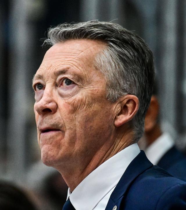 Harold Kreis blickt ernst nach oben am 02.05.2026 im Spiel gegen das österreiche Eishockeyteam in Garmisch-Partenkirchen.