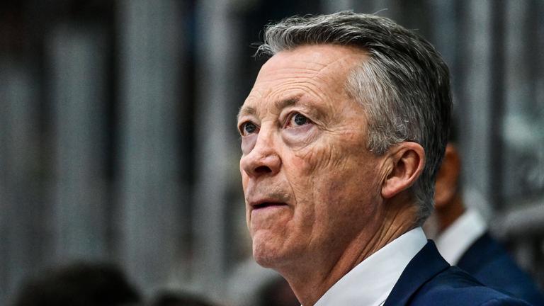 Harold Kreis blickt ernst nach oben am 02.05.2026 im Spiel gegen das österreiche Eishockeyteam in Garmisch-Partenkirchen.