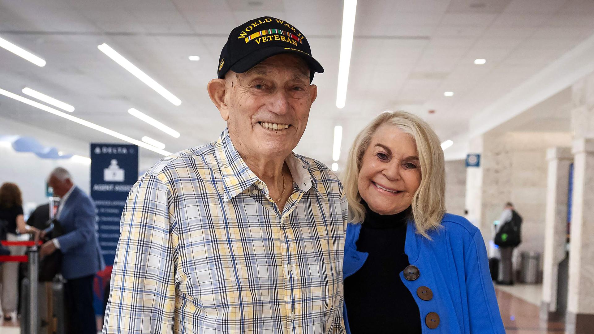 Harold Terens (l.), ein 100-jähriger Bewohner Floridas und D-Day-Veteran, und seine 96-jährige Verlobte Jeanne Swerlin