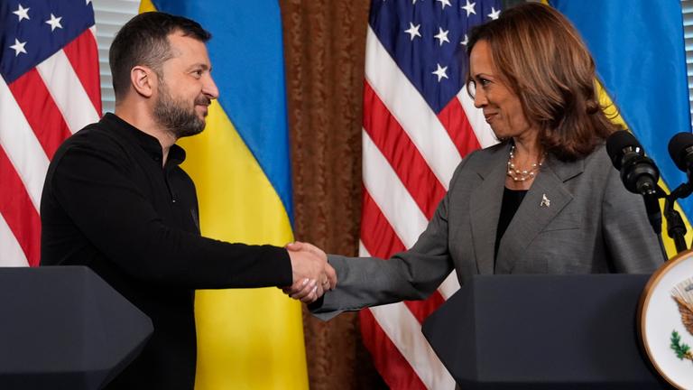 US-Vizepräsidentin Kamala Harris trifft den ukrainischen Präsidenten Wolodymyr Selenskyj im Eisenhower Executive Office Building im Weißen Haus in Washington.