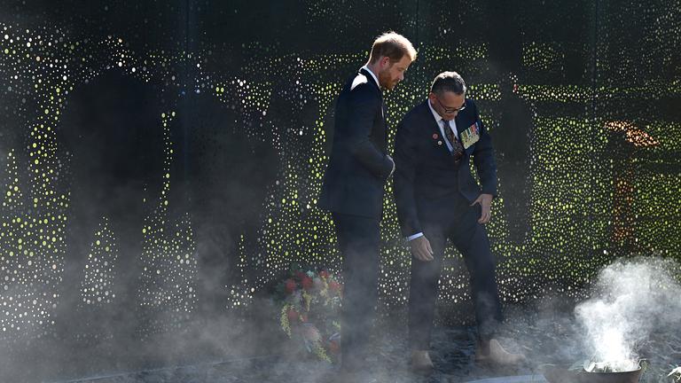 Prinz Harry: Gedenkfeier mit Räucherzeremonie