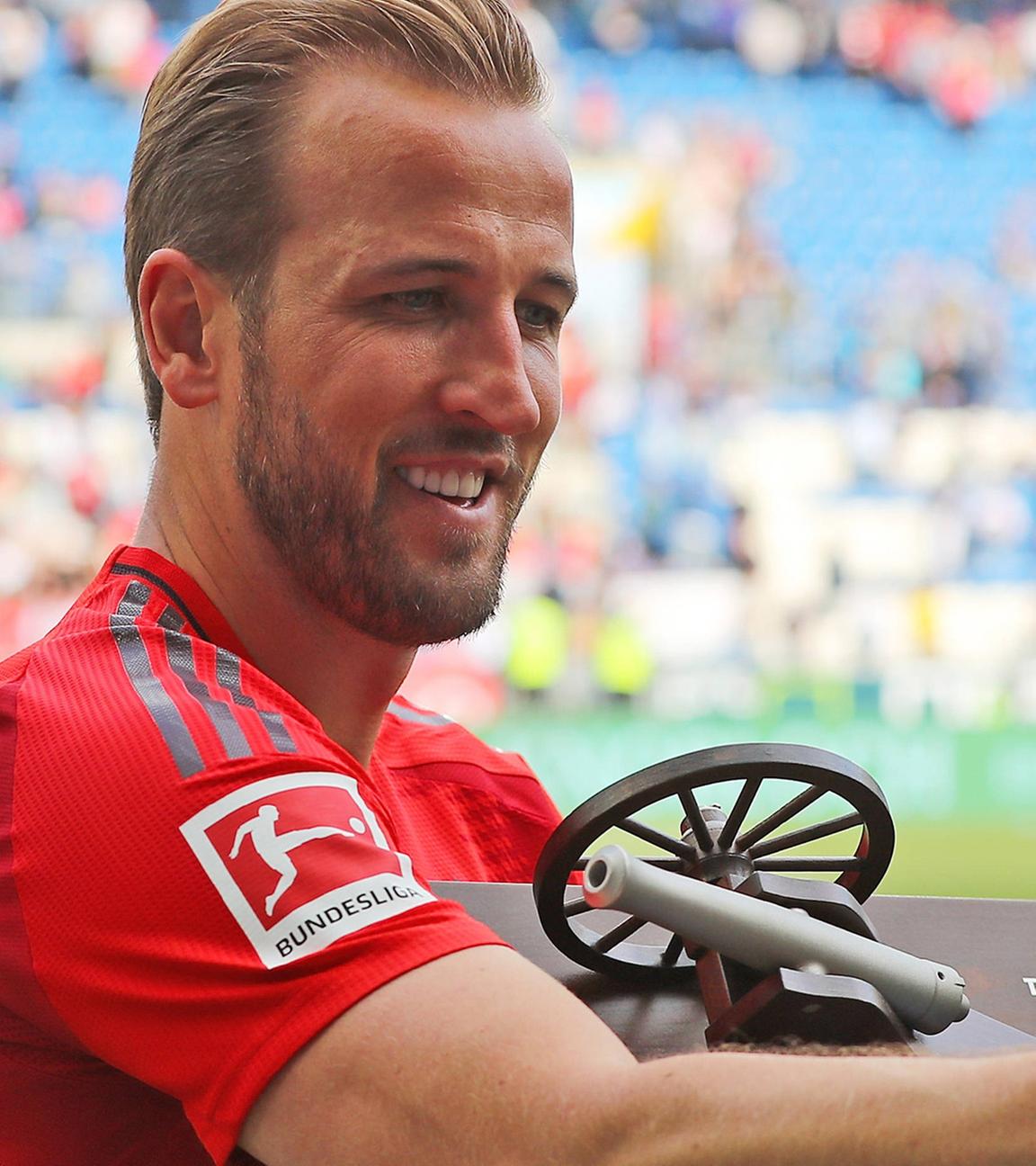 Harry Kane FC Bayern Muenchen mit der Torjaegekanone am 17.05.2025.