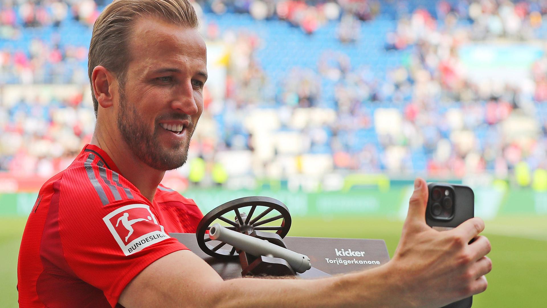Harry Kane FC Bayern Muenchen mit der Torjaegekanone am 17.05.2025.