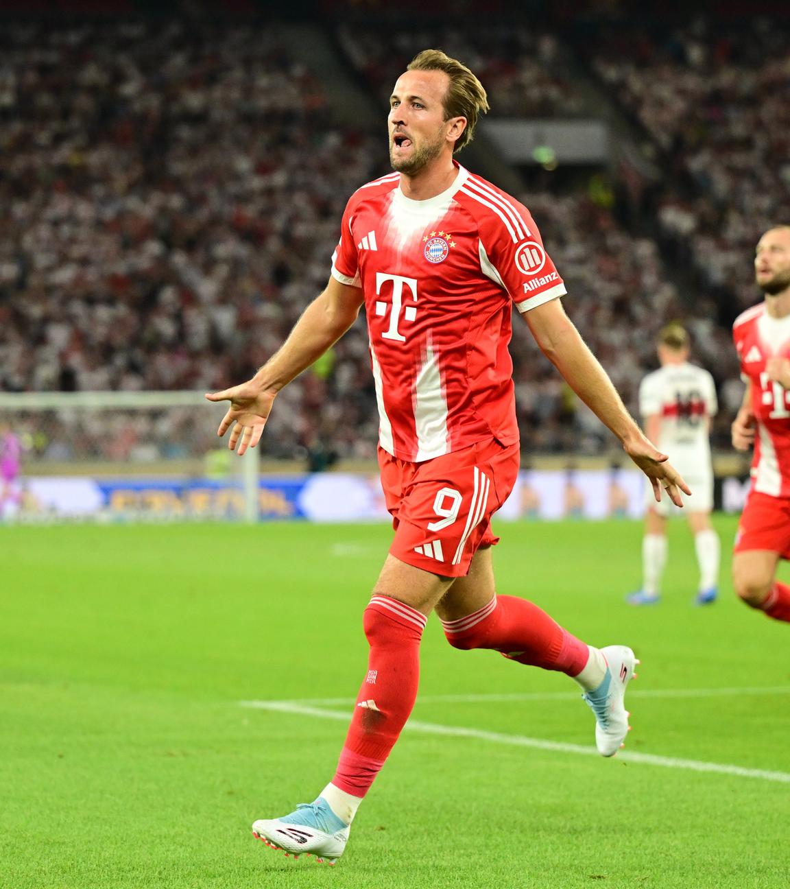Harry Kane jubelt über das 0:1 für Bayern in Stuttgart.