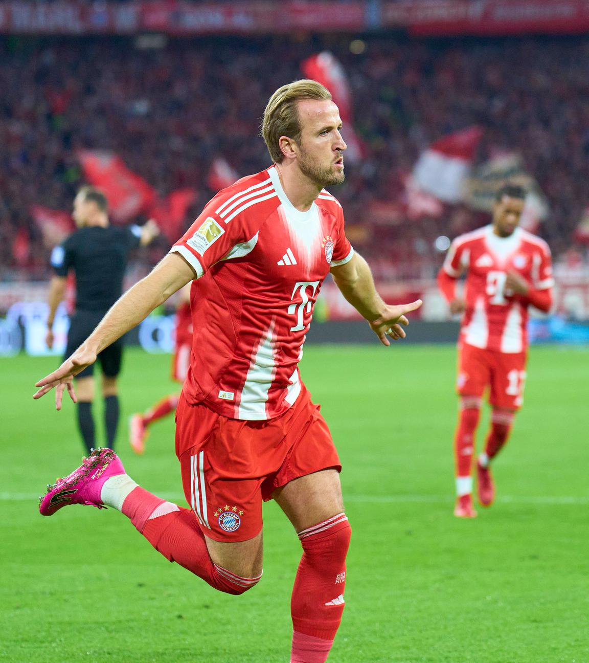 Harry Kane jubelt  im Spiel gegen Borussia Dortmund am 18.10.25 in der Allianz Arena
