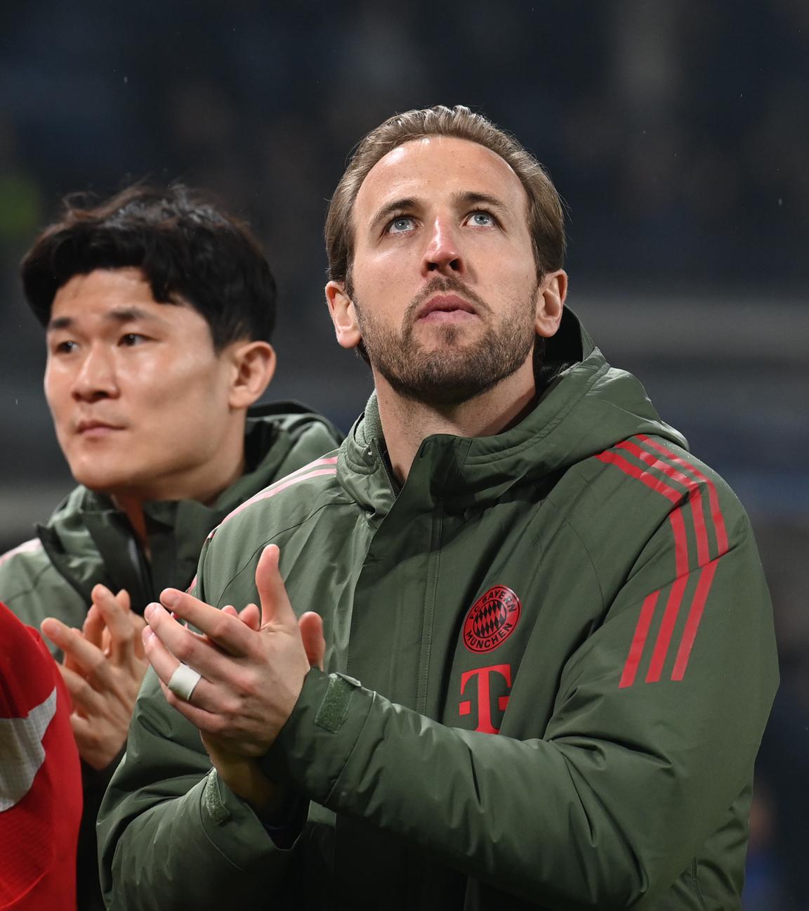 Harry Kane grüßt die Fans während des Champions-League-Spiels Atalanta Bergamo gegen FC Bayern München am 10.03.2026 in Bergamo, Italien.