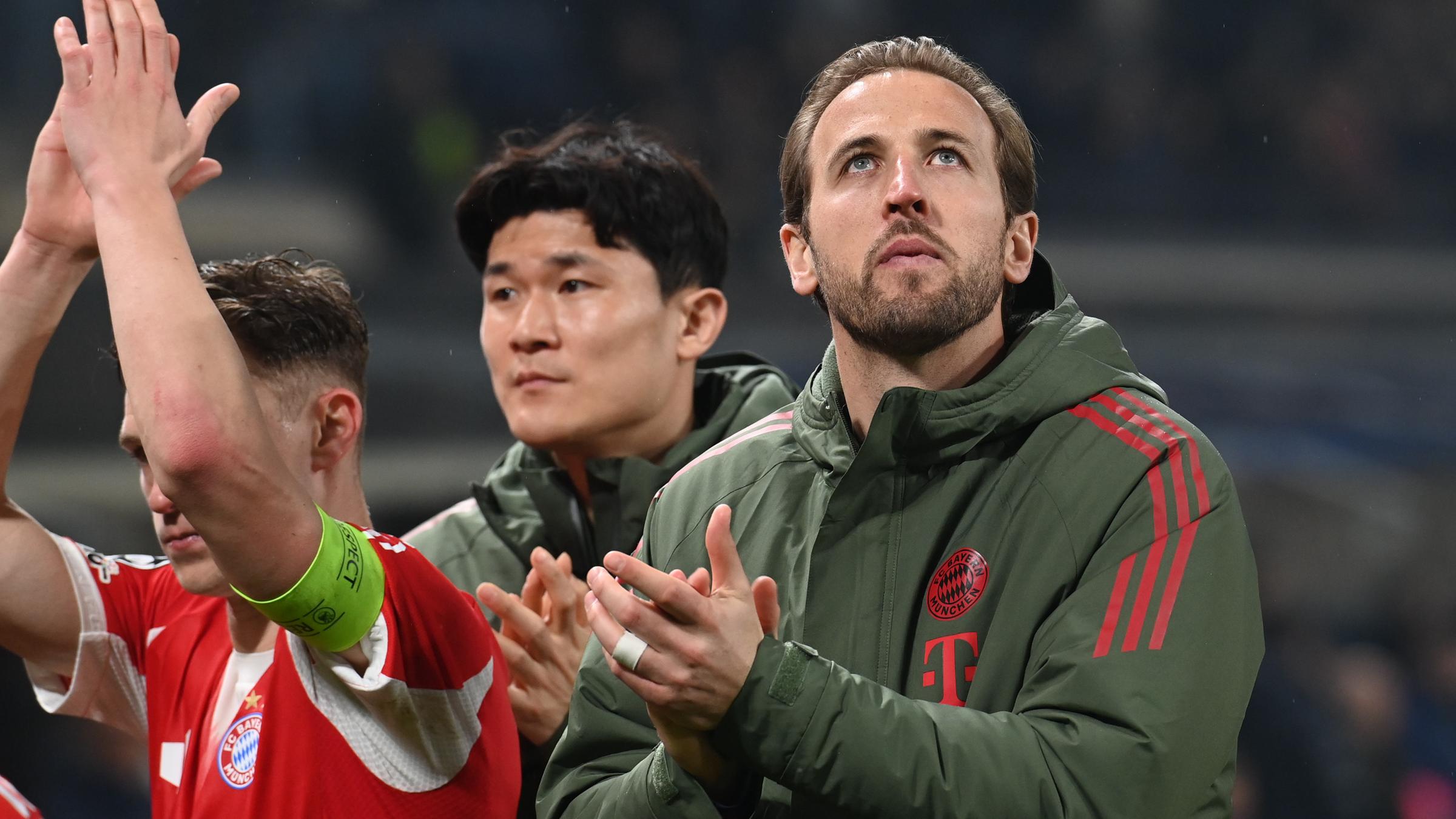 Harry Kane grüßt die Fans während des Champions-League-Spiels Atalanta Bergamo gegen FC Bayern München am 10.03.2026 in Bergamo, Italien.