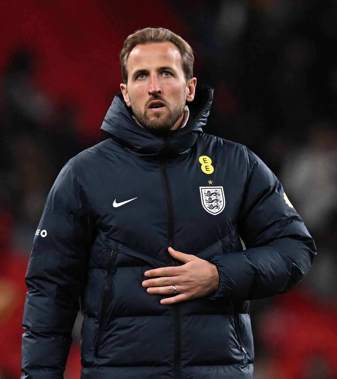 Harry Kane fasst sich am Rande des Freundschaftsspiels England - Japan mit der linken Hand an den Bauch. 