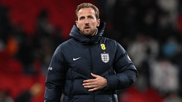 Harry Kane fasst sich am Rande des Freundschaftsspiels England - Japan mit der linken Hand an den Bauch. 