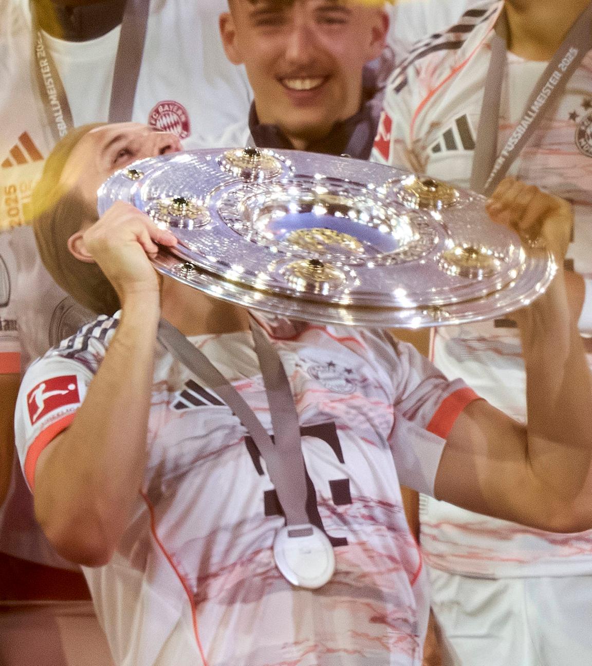 Harry Kane mit der Meisterschale bei der Siegerehrung nach dem Spiel FC Bayern München - Borussia Mönchengladbach am 10. Mai 2025 in der Allianz Arena München.