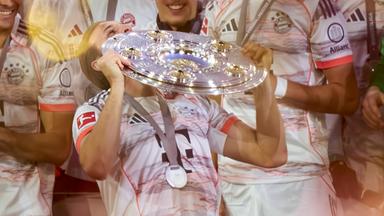 Harry Kane mit der Meisterschale bei der Siegerehrung nach dem Spiel FC Bayern München - Borussia Mönchengladbach am 10. Mai 2025 in der Allianz Arena München.