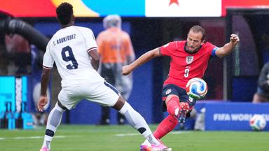 Der englische Nationalspieler Harry Kane schießt in der WM-Partie gegen Panama den Ball Richtung Tor