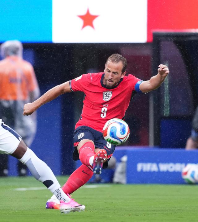 Der englische Nationalspieler Harry Kane schießt in der WM-Partie gegen Panama den Ball Richtung Tor
