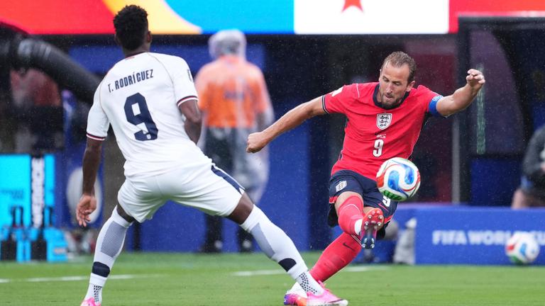 Der englische Nationalspieler Harry Kane schießt in der WM-Partie gegen Panama den Ball Richtung Tor