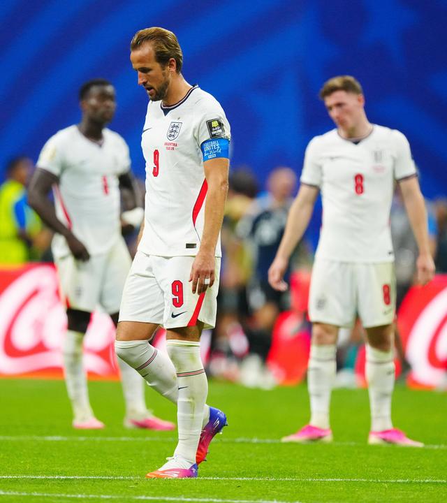 Der englische Nationalspieler Harry Kane geht nach der Niederlage in der WM-Halbfinalpartie gegen Argentinien betrübt über den Platz