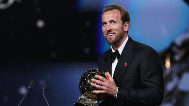 Der englische Stürmer Harry Kane lächelt, nachdem er bei der Verleihung des „Ballon d’Or“  die Auszeichnung als bester männlicher Fußballer erhalten hat