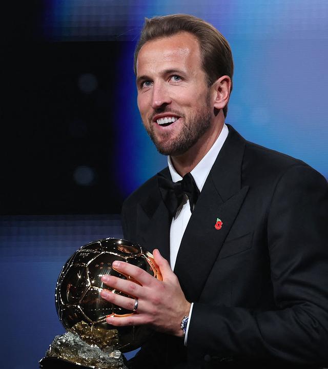 Der englische Stürmer Harry Kane lächelt, nachdem er bei der Verleihung des „Ballon d’Or“  die Auszeichnung als bester männlicher Fußballer erhalten hat
