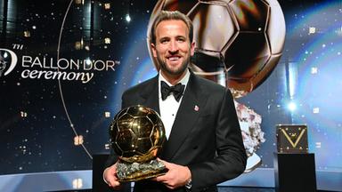 Der englische Stürmer Harry Kane lächelt, nachdem er bei der Verleihung des „Ballon d’Or“  die Auszeichnung als bester männlicher Fußballer erhalten hat