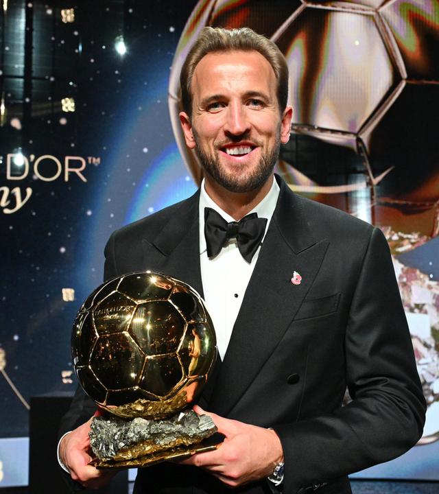 Der englische Stürmer Harry Kane lächelt, nachdem er bei der Verleihung des „Ballon d’Or“  die Auszeichnung als bester männlicher Fußballer erhalten hat