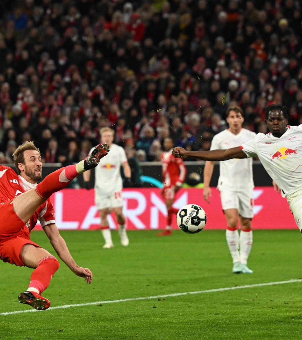 Harry Kane (FC Bayern München) vergibt eine Chance.