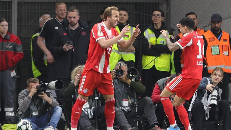 Harry Kane feiert gemeinsam mit Luis Díaz.