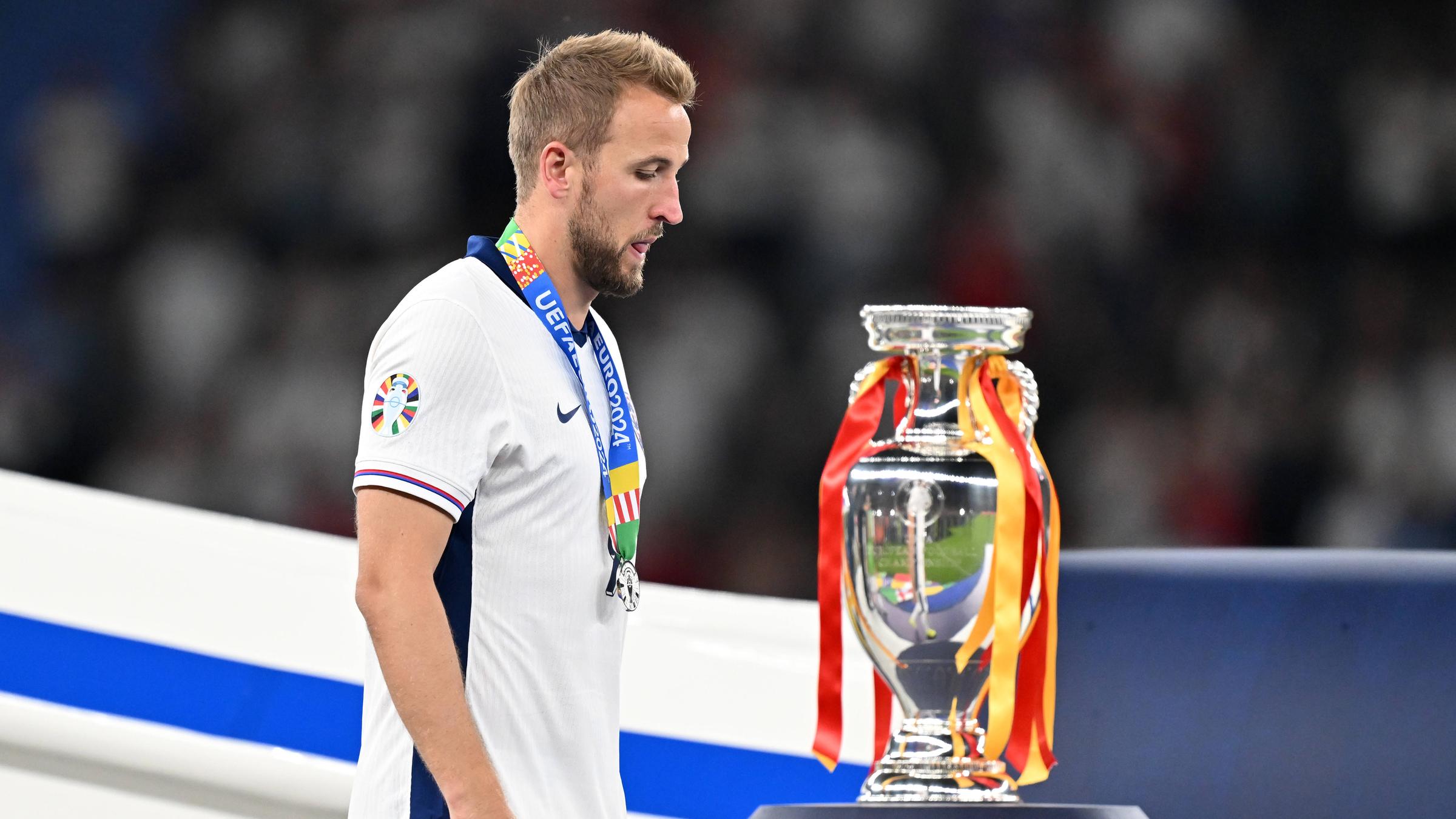 Englands Harry Kane läuft am EM-Pokal vorbei nach der Niederlage gegen Spanien.