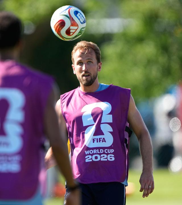 Harry Kane und ein weiterer Spieler der englischen Nationalmannschaft auf dem Rasen.