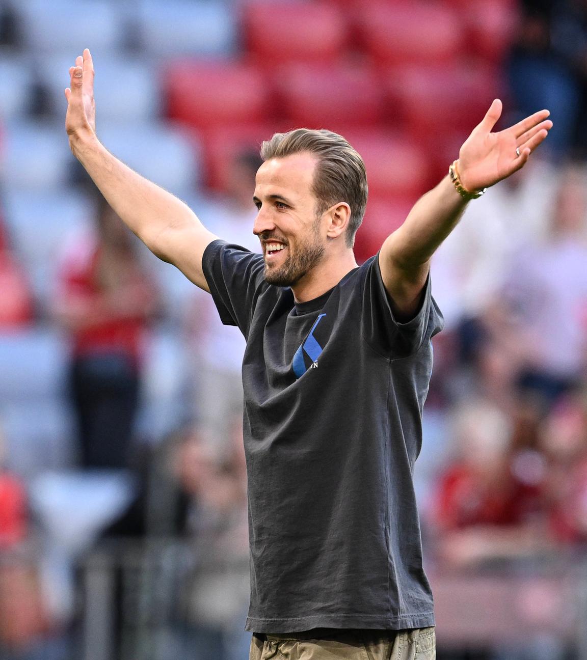 Bundesliga-Saison 2023/2024, 33. Spieltag, 12.05.2024. Harry Kane (FC Bayern München) nach dem Spiel gegen den VfL Wolfsburg steht auf dem Platz und breitet die Arme aus.