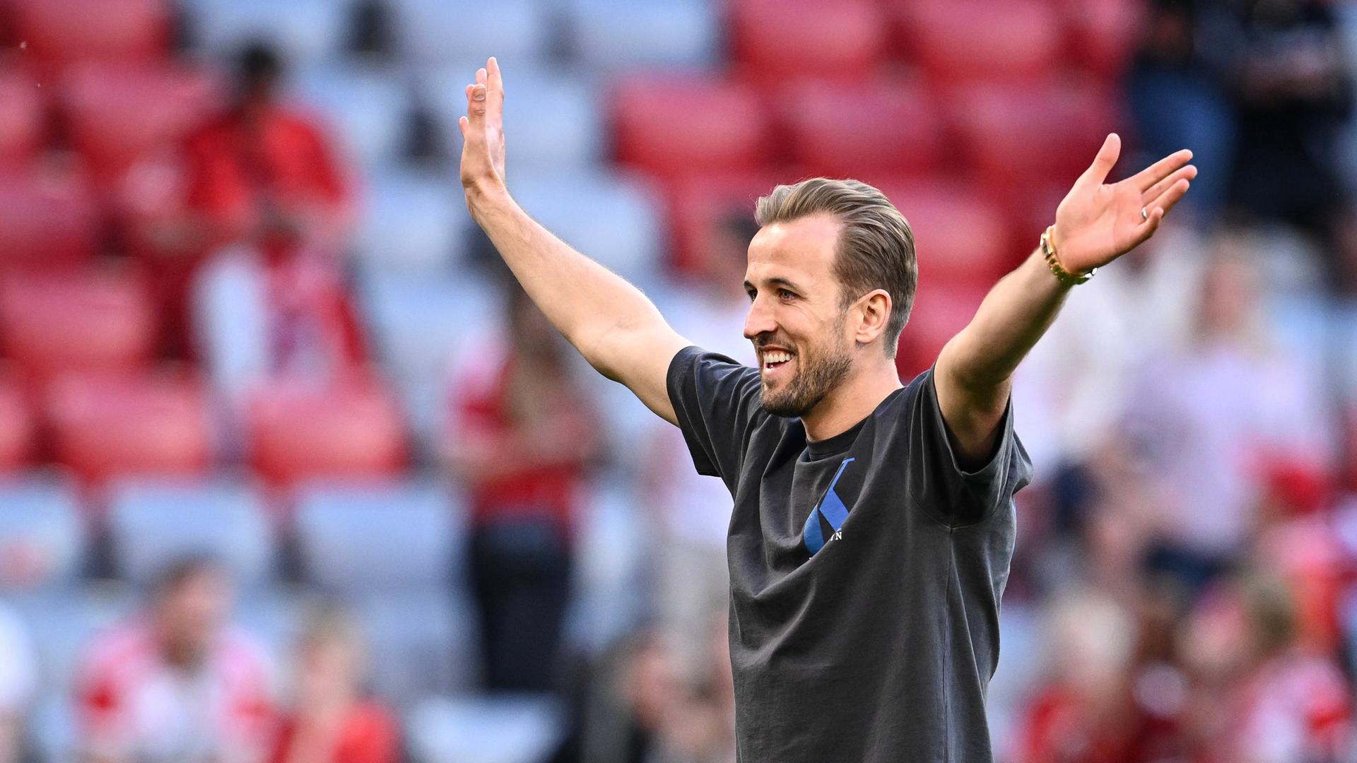 Bundesliga-Saison 2023/2024, 33. Spieltag, 12.05.2024. Harry Kane (FC Bayern München) nach dem Spiel gegen den VfL Wolfsburg steht auf dem Platz und breitet die Arme aus.