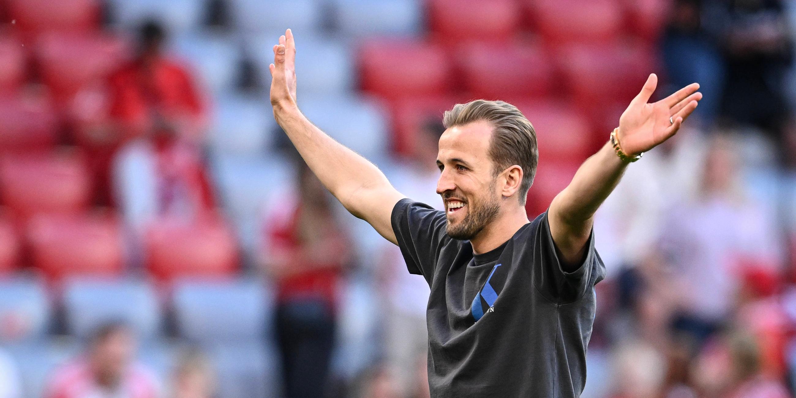 Bundesliga-Saison 2023/2024, 33. Spieltag, 12.05.2024. Harry Kane (FC Bayern München) nach dem Spiel gegen den VfL Wolfsburg steht auf dem Platz und breitet die Arme aus.