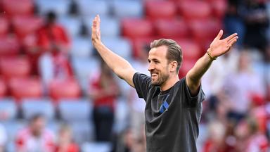 Bundesliga-Saison 2023/2024, 33. Spieltag, 12.05.2024. Harry Kane (FC Bayern München) nach dem Spiel gegen den VfL Wolfsburg steht auf dem Platz und breitet die Arme aus.