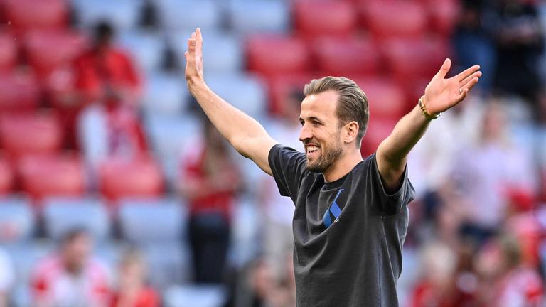 Bundesliga-Saison 2023/2024, 33. Spieltag, 12.05.2024. Harry Kane (FC Bayern München) nach dem Spiel gegen den VfL Wolfsburg steht auf dem Platz und breitet die Arme aus.